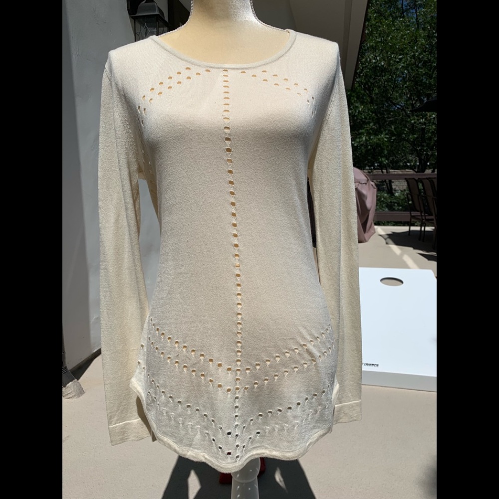 NWT Beautiful Cream Long sleeve sweater. Medium